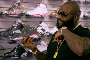 Rick Ross on kaotanud kaalus miljon kilo ja ostab 4000$ eest tosse