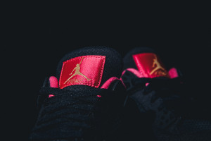 Tüdrukutele Air Jordan 4 Retro "Dark Obsidian / Vivid Pink"