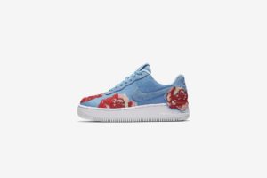 Nike kaunistab klassikalise Air Force 1 Low litritest roosikestega